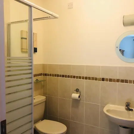 3 Bedroom With Free Wifi Close To Town