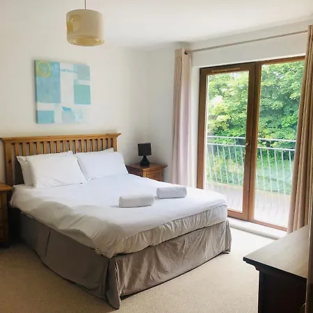 3 Bedroom With Free Wifi Close To Town