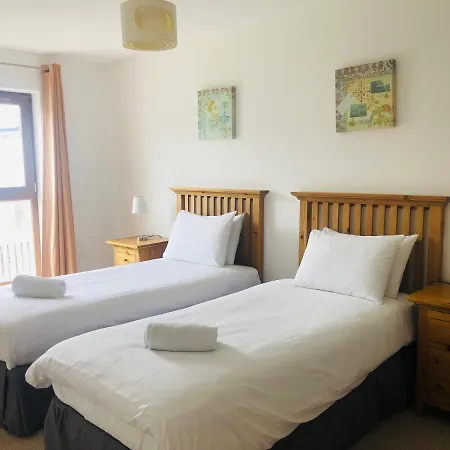 3 Bedroom With Free Wifi Close To Town *