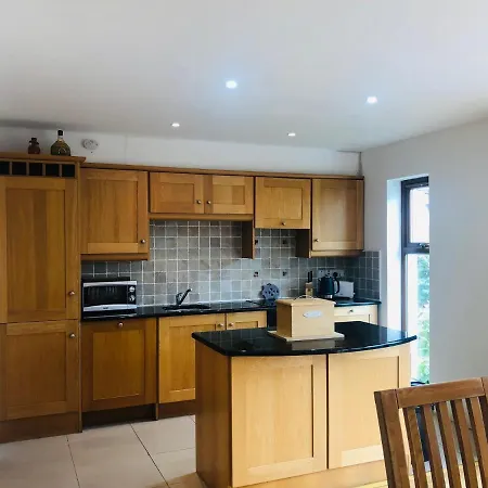 3 Bedroom With Free Wifi Close To Town *