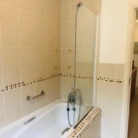 3 Bedroom With Free Wifi Close To Town Дом отдыха