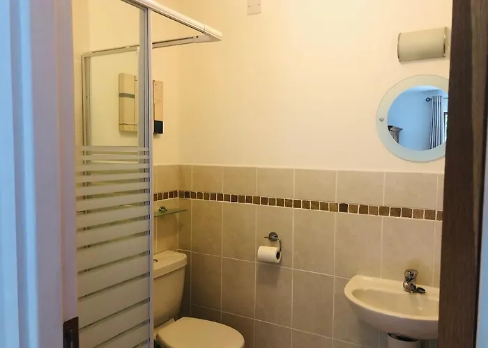 3 Bedroom With Free Wifi Close To Town