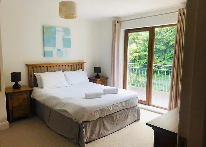 3 Bedroom With Free Wifi Close To Town