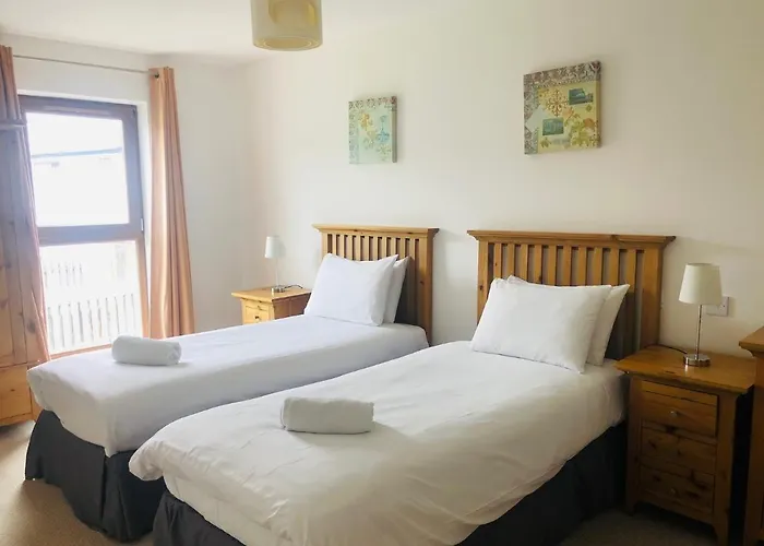 3 Bedroom With Free Wifi Close To Town *