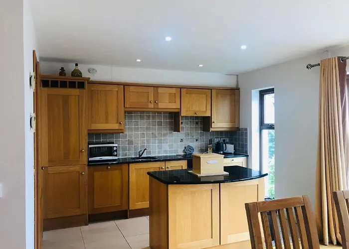 3 Bedroom With Free Wifi Close To Town *